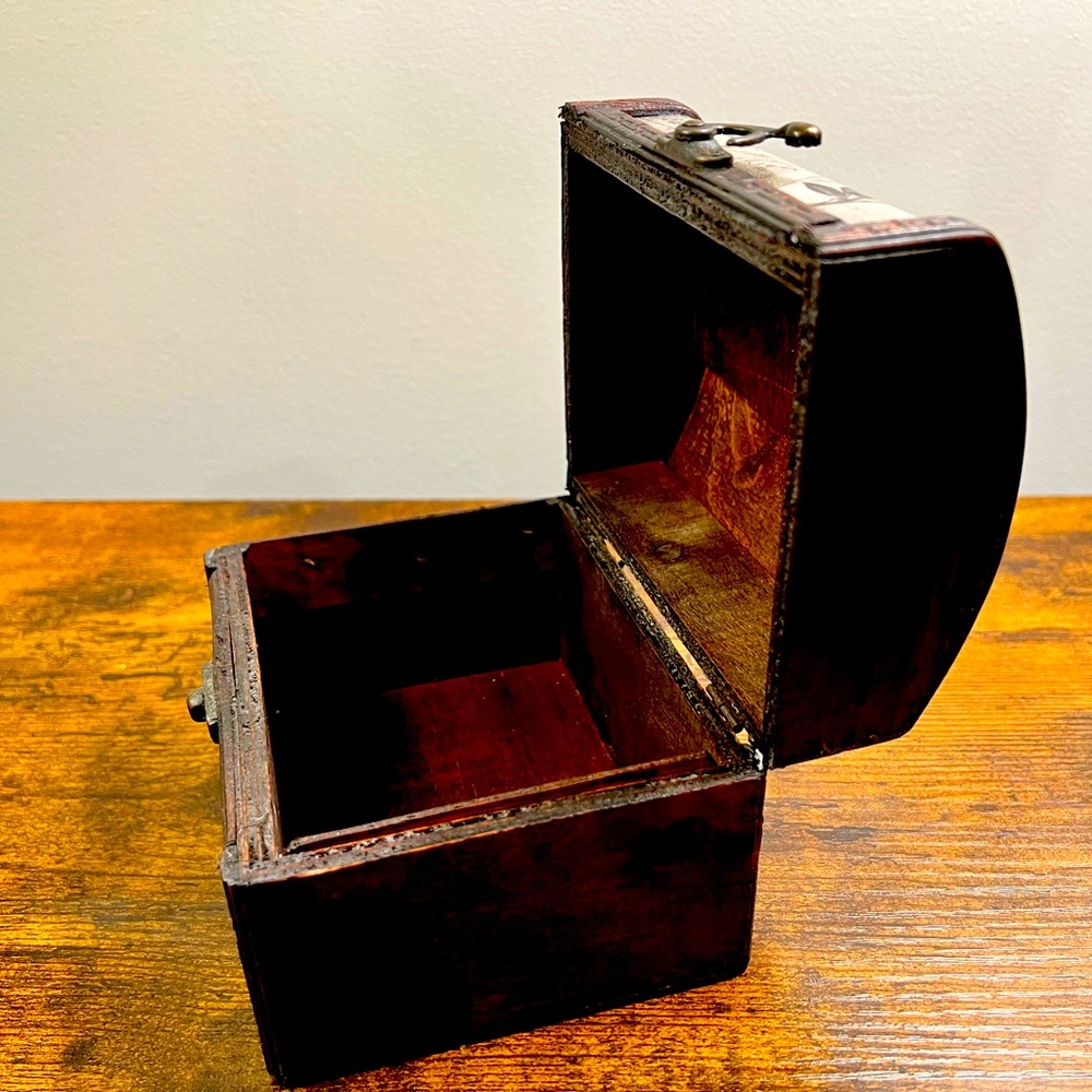 Vintage Jewlry Box/ Decorative Jewlry Box